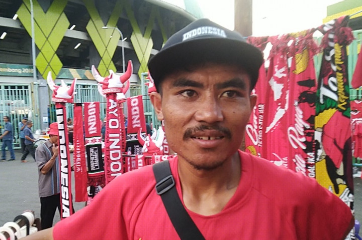 Jualan Atribut Suporter Bisa Cuan Rp2 Juta per Hari