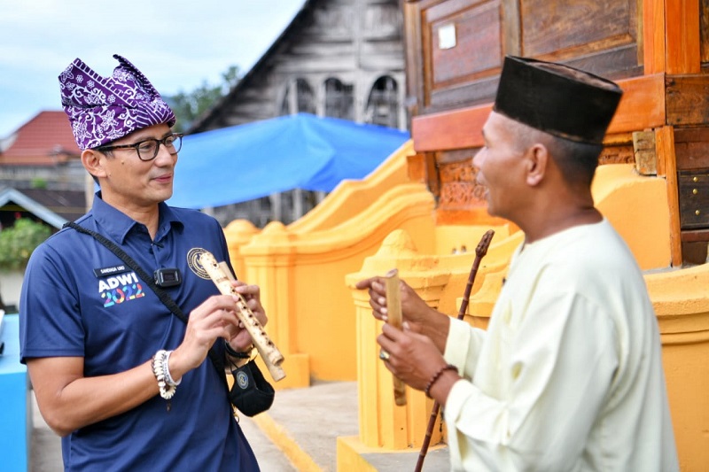 Menparekraf Sandiaga Uno bersama Ajo Feri di Desa Pariangan, Sumbar. (Istimewa) 
