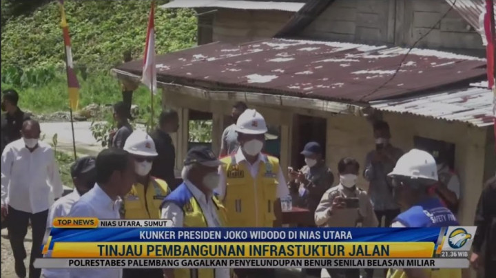 Jokowi Tinjau Proyek Jalan dan Salurkan Bantuan di Nias