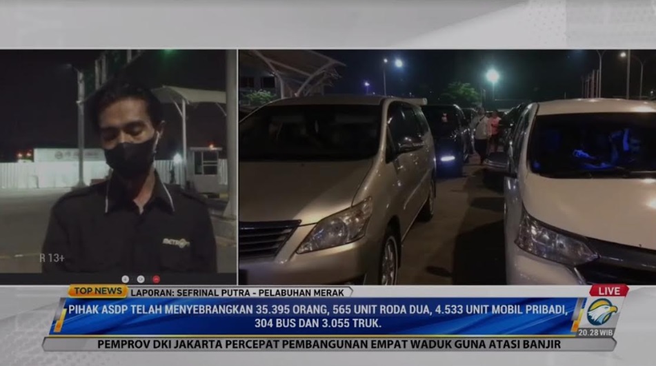 Ratusan kendaraan pribadi masih mengantre untuk naik kapal di dermaga Pelabuhan Merak pada Rabu, 6 Juli 2022, malam. Metro TV