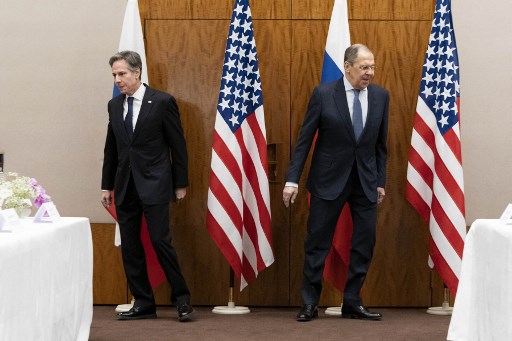 Menlu AS Antony Blinken enggan foto bareng Menlu Rusia Sergei Lavrov (kanan). Foto: AFP