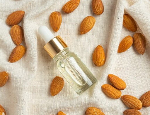 Karena bersifat anti-inflamasi dan antioksidan, almond dapat mencerahkan lingkaran hitam di bawah mata. (Foto: Ilustrasi. Dok. Freepik.com)