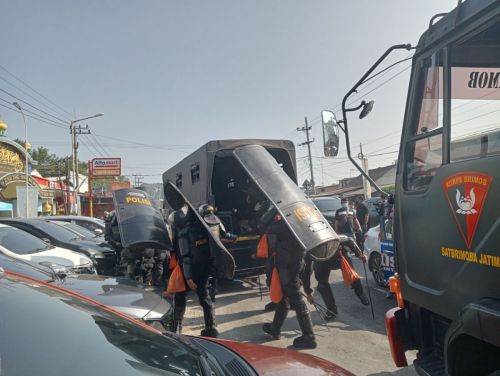 Personel pengepungan tersangka cabul MSAT ditambah (Foto / Metro TV)