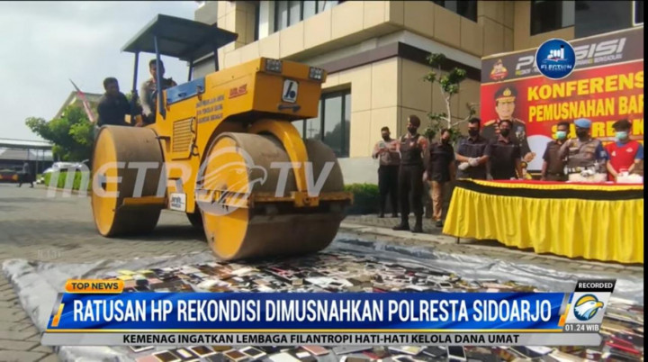 Polresta Sidoarjo Hancurkan Ratusan Ponsel Rekondisi
