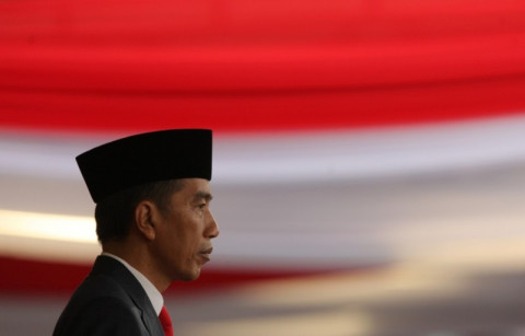 President Jokowi, First Lady Iriana Distribute Social Aid at Petisah Market