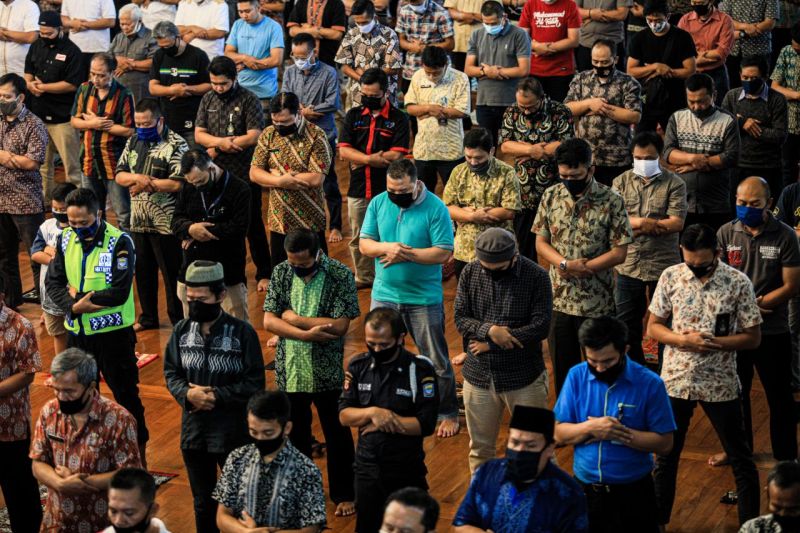 Warga mengikuti salat berjamaah di masjid di Kota Bandung, Jawa Barat. (ANTARA/HO-Humas Pemkot Bandung)