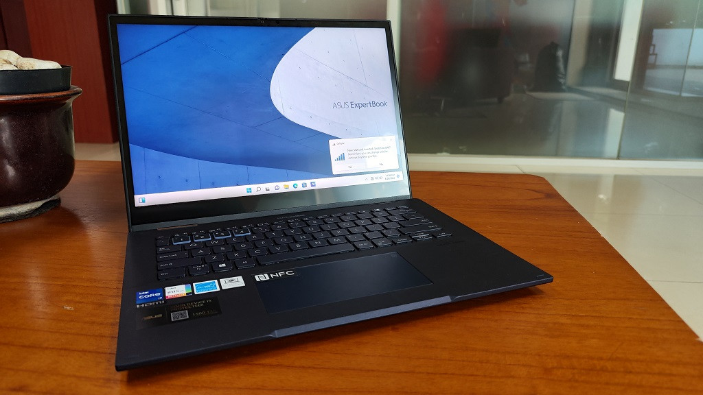 Asus ExpertBook B7 Flip.