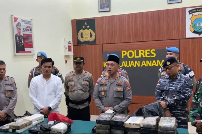 Dokumentasi - Polres Anambas memperlihatkan temuan 25 paket kokain yang ditemukan warga setempat di perairan Anambas. (ANTARA/HO Polres Anambas)
