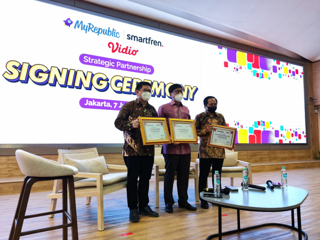 Peresmian strategic partnership Smartfren, MyRepublic, dan Vidio.