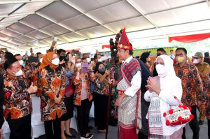 Hadiri Puncak Peringatan Harganas ke-29, Jokowi Diberi Tongkat Balehat Raja