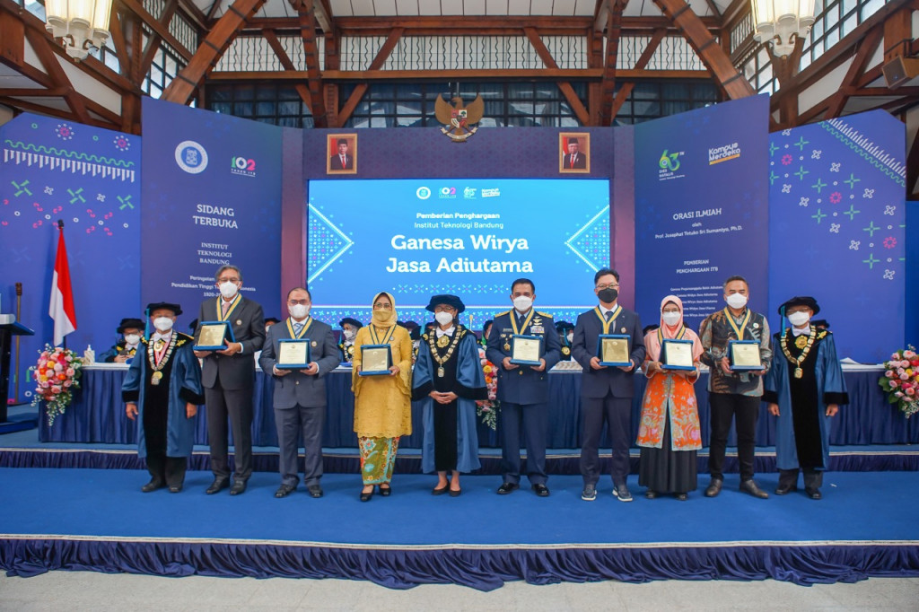 Wakil Ketua Umum DPP Partai Golkar, Hetifah Sjaifudian, mendapat penghargaan Ganesa Wirya Jasa Adiutama. DOK ITB