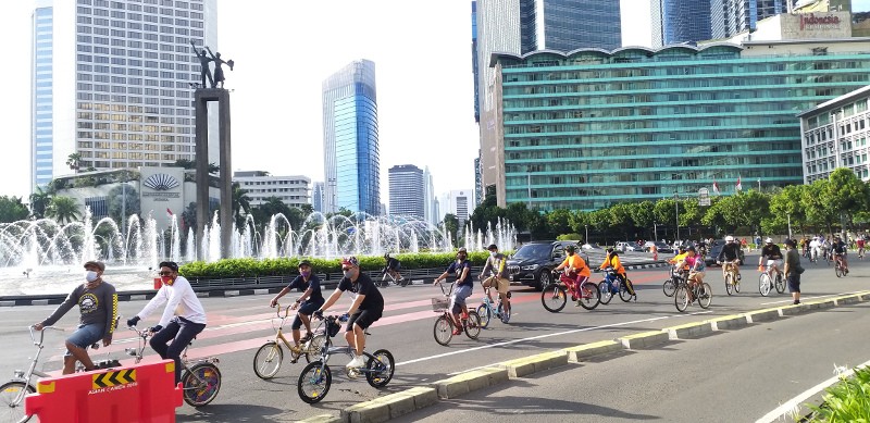 Masyarakat berolahraga di Jalan Jenderal Sudirman-MH Thamrin, Jakarta, meskipun car free day belum diberlakukan. Medcom.id/Kautsar Widya Prabowo