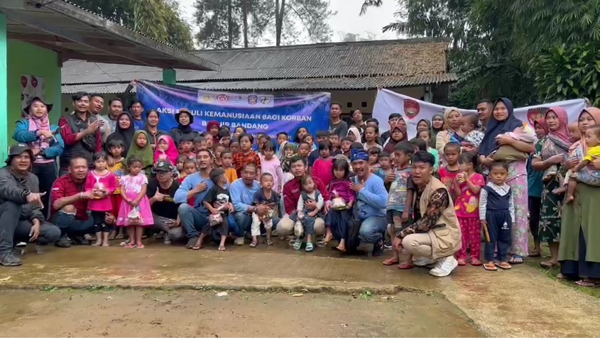 Penyaluran bantuan kemanusian Inspira bersama Polri untuk korban banjir bandang di Leuwiliang, Kabupaten Bogor. Istimewa
