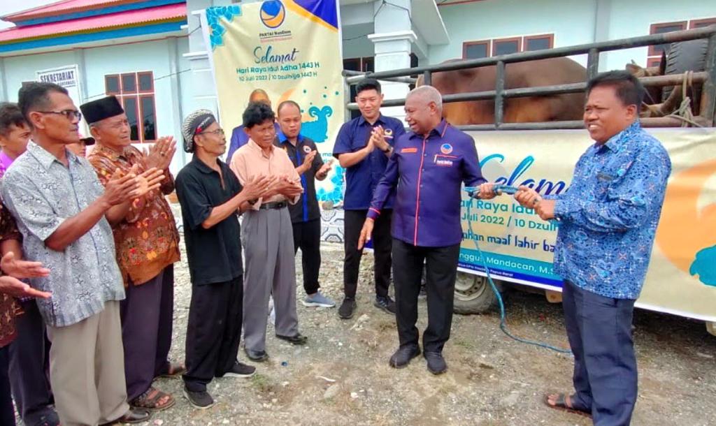 Ketua Dewan Pimpinan Wilayah (DPW) Partai NasDem Papua Barat, Dominggus Mandacan, menyerahkan secara simbolik 63 ekor sapi kepada Kepala Suku Jawa, Sugito, Kamis, 7 Juli 2022. Dokumentasi/ istimewa