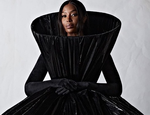 Naomi Campbell mengenakan salah satu koleksi Balenciaga Houte Couture Fall 2022. (Foto: Dok. Instagram/@loficielparis)