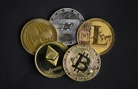Ilustrasi aset kripto - - Foto: AFP/Ina Fasbender.