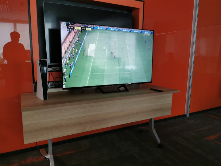 Begini Kesan Singkat Menjajal Smart TV Xiaomi P1E 65 Inci