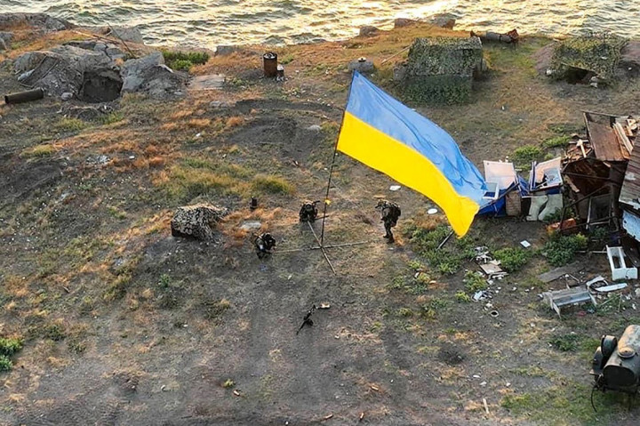 Foto Terpopuler: Bendera Ukraina Dikibarkan di Pulau Ular hingga Jemaah Haji Zikir dan Berdoa di Jabal Rahmah