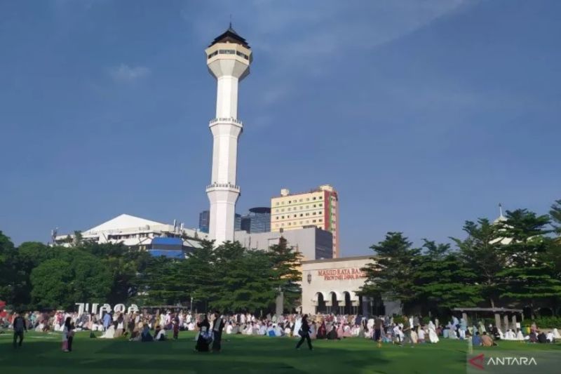 Masjid Raya Bandung, Kota Bandung, Jawa Barat. (ANTARA/Bagus Ahmad Rizaldi)