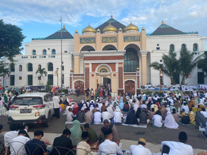 Warga Palembang Salat Iduladha Berjemaah di Masjid SMB Jayo Wikramo