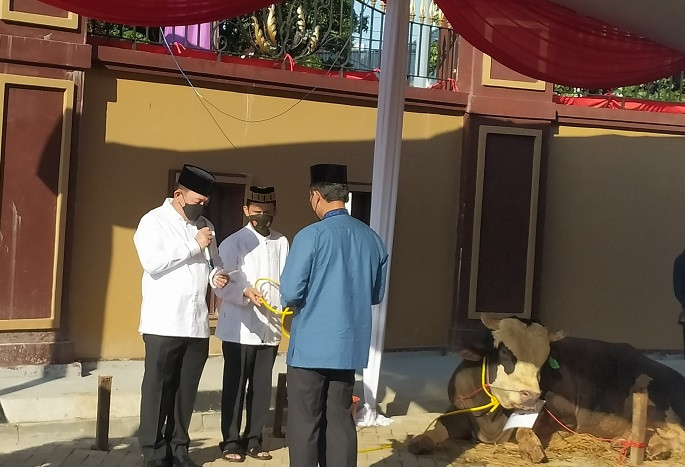 Kapolri Jenderal Listyo Sigit Prabowo menyerahkan sapi kurban di Lapangan Bhayangkara Mabes Polri. Medcom.id/Candra Yuri Nuralam