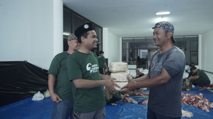 Kurangi Pencemaran, Pembagian Kurban di Malang Pakai Besek Bambu