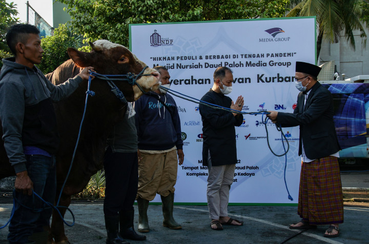 Media Group Sembelih 28 Hewan Kurban di Masjid Nursiah Daud Paloh