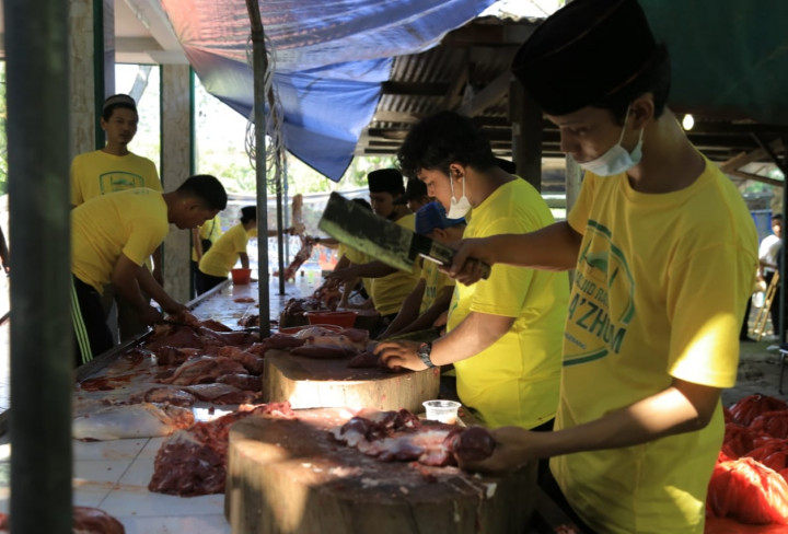 Penyembelihan Hewan Kurban di Masjid Al Azhom Tangerang Berstandar Panduan PMK
