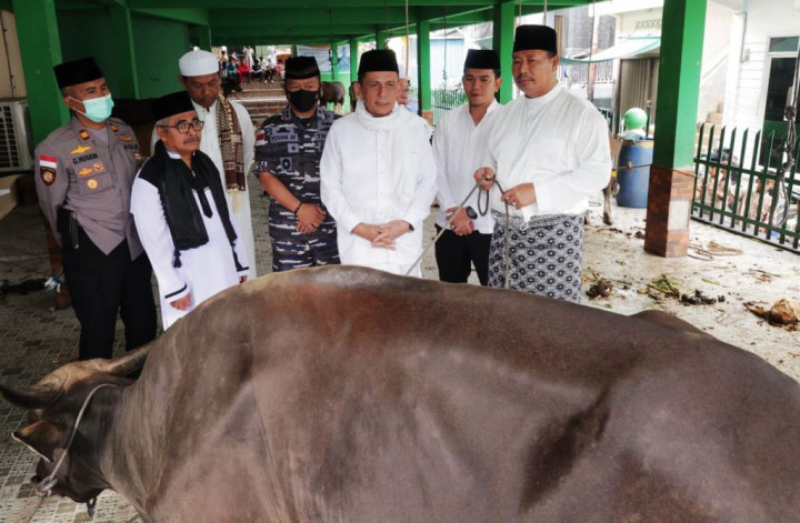 Gubernur Kepri Serahkan Sapi Kurban dari Presiden di Gerbang Utara Perbatasan NKRI