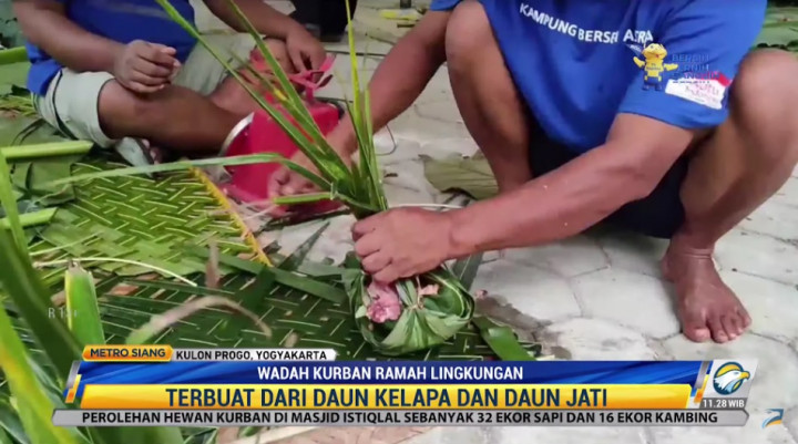 Tinggalkan Plastik, Wadah Daging Kurban di Desa Ini Pakai Daun Kelapa dan Jati