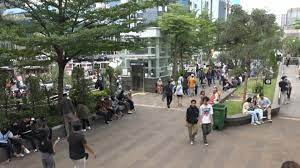 Buang Sampah Sembarangan di Sudirman Dikenakan Sanksi Menyapu Jalan