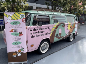 Hari Cokelat Sedunia, Oatside Ajak Masyarakat Nikmati Kelezatan Susu Cokelat dari Mobil Van Keliling