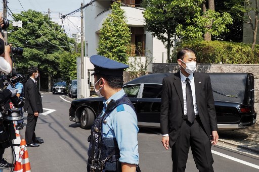 Mobil yang membawa jenazah mantan Perdana Menteri Jepang Shinzo Abe. Foto: AFP