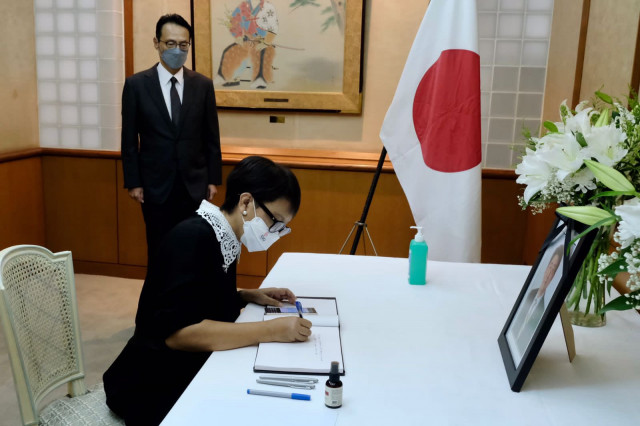 Menlu Retno berikan penghormatan terakhir untuk mendiang mantan PM Jepang, Shinzo Abe di Kedutaan Jepang di Jakarta./Twitter @Menlu_RI