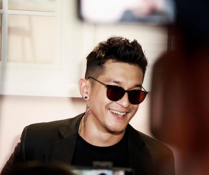 Pakai Gaun Perempuan, Miller Khan Umumkan Terpapar Covid-19