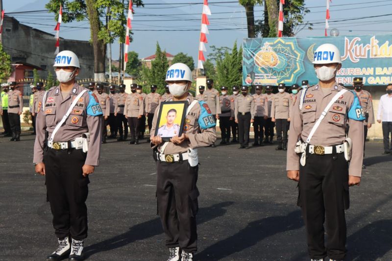 Sejumlah anggota mengikuti upacara pemberhentian seorang anggota Polri di Markas Polres Garut, Jawa Barat, Senin (11/7/2022). ANTARA/HO-Polres Garut