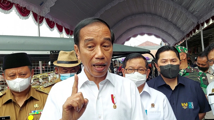 Jokowi Sentil Zulhas, Bagi-bagi Minyak Goreng Sambil Berkampanye