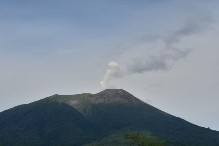 Gunung Gamalama Mengeluarkan Asap Putih