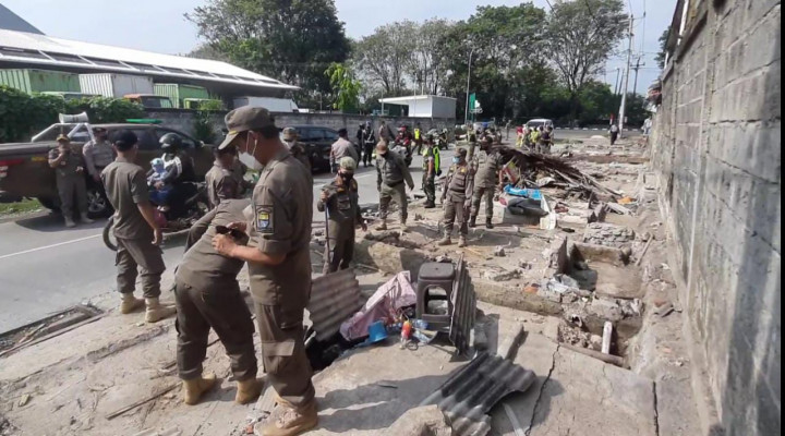 Lapak Sarang Prostitusi di Cirebon Dibongkar Paksa