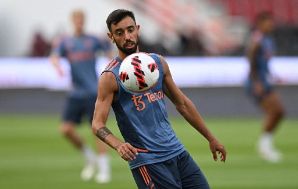 Gelandang Manchester United Bruno Fernandes jelang persiapan menghadapi Liverpool (Foto: AFP/Manan Vatsyayana)