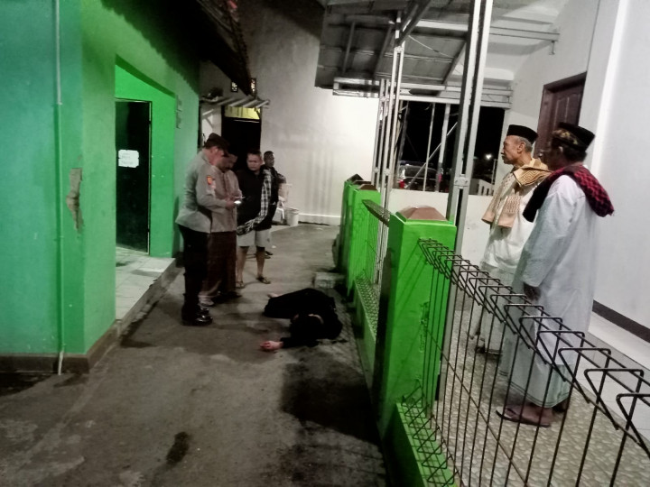 Korban Tawuran Geng Motor Tergeletak Penuh Luka di Teras Musala