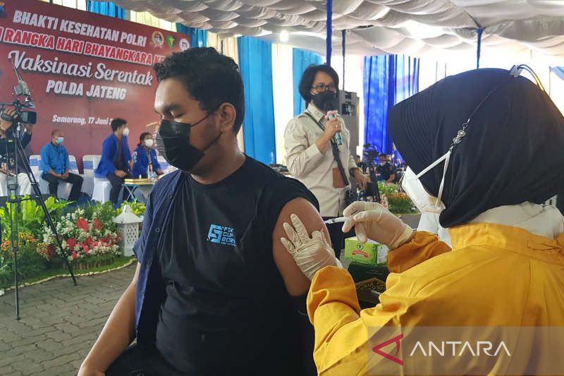 Mahasiswa Udinus Semarang divaksinasi covid-19 yang digelar bersama Polda Jateng di Semarang, Jumat. ANTARA/I.C.Senjaya
