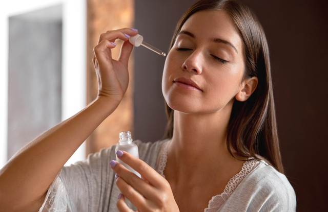 Kapan waktu yang tepat pakai serum? Berikut selengkapnya. (Foto: Ilustrasi/Freepik.com)