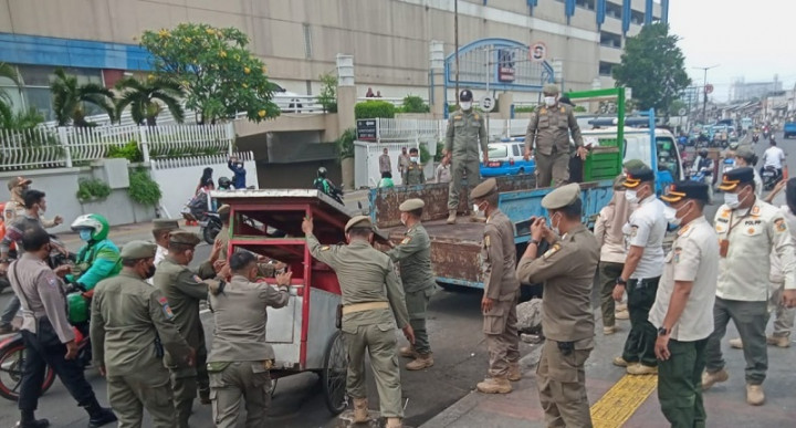 Dagang di Trotoar, Satpol PP Gambir Tertibkan PKL