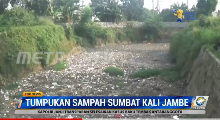 Tumpukan Sampah di Kali Jambe Bekasi