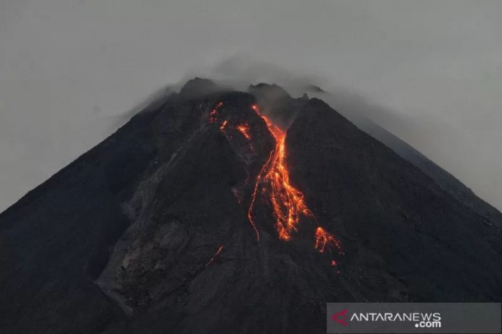 Gunung Merapi Luncurkan Guguran Lava Pijar Sejauh 1,8 Km