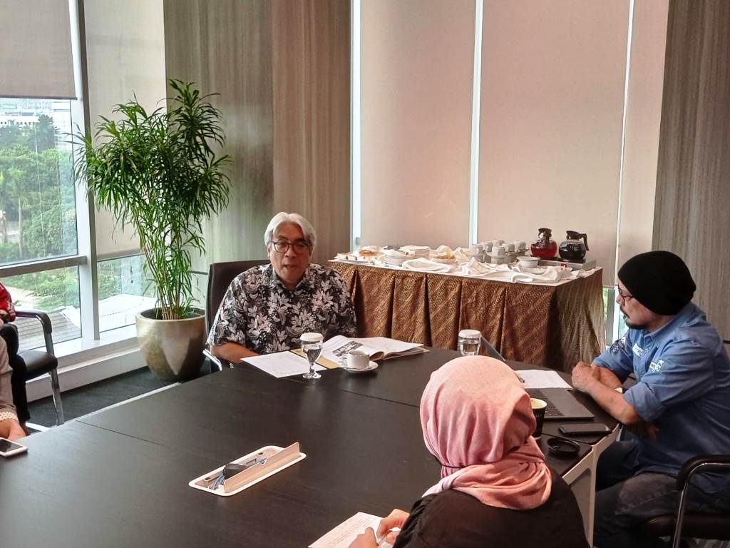 Pegiat sosial Imam B. Prasodjo dan host program acara Kick Andy, Andy Flores Noya tengah menyeleksi nominator Pahlawan Kemajuan Keluarga Indonesia Frisian Flag (Foto:Medcom.id/M Rodhi Aulia)