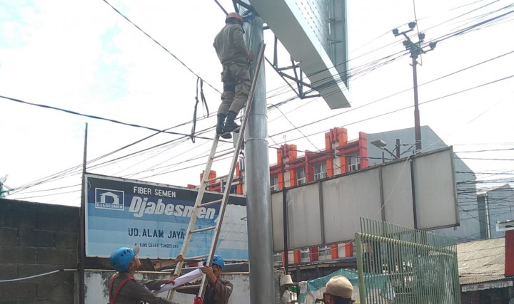 5 Segel Papan Reklame Bodong di Tangsel Hilang Dicuri