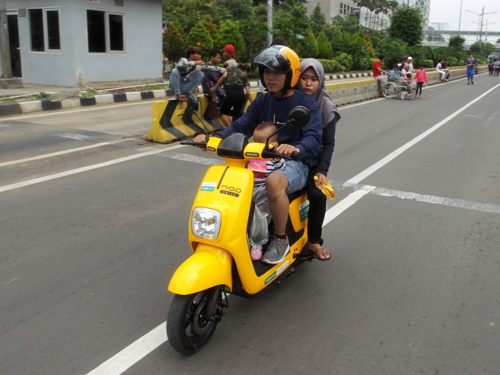 Warga menaiki sepeda listrik berbasis aplikasi yang terkenal dengan sebutan Migo e-bike pada hari bebas kendaraan bermotor di kawasan Jalan MH. Thamrin, Jakarta. (Foto: MI/Pius Erlangga)