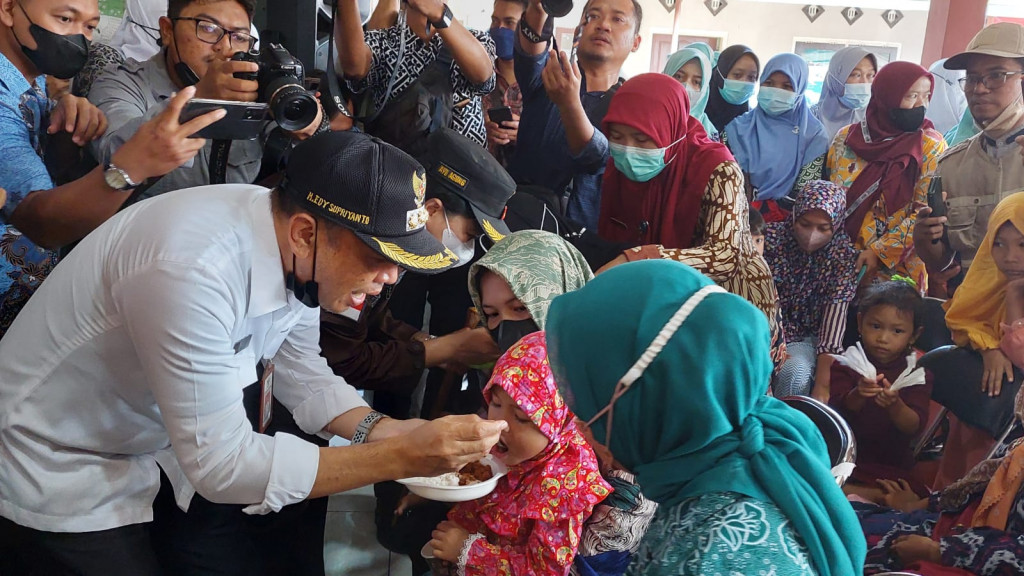 ?Pj Bupati Jepara Edy Supriyanta menyuapi anak-anak makan kacang hijau pada kegiatan gerebek stunting.